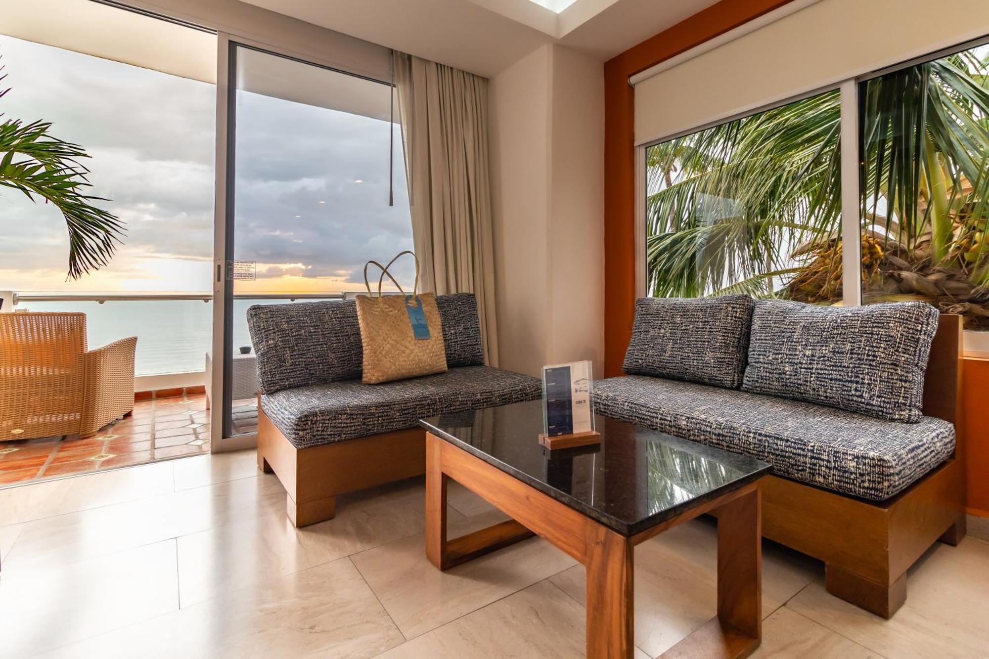 The Paramar Beachfront Boutique Hotel With Breakfast Included - Downtown Malecon ปูแอร์โตบาญาร์ตา ภายนอก รูปภาพ